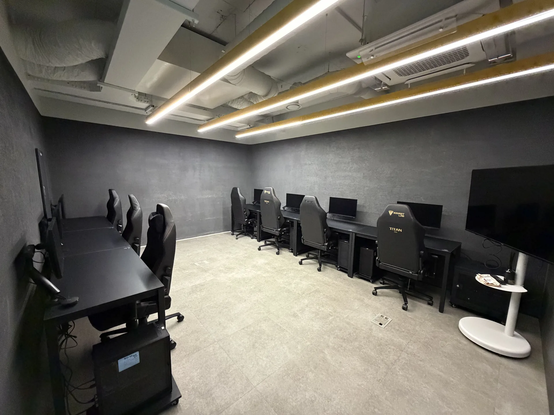 Additional 5F training room with team stations and a review display