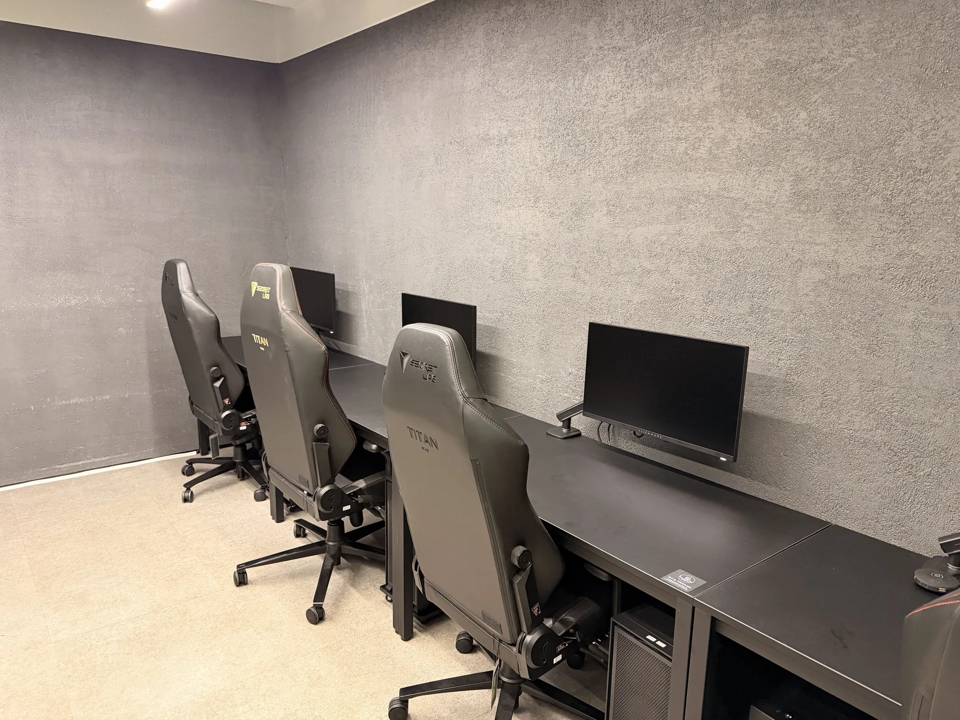 5F practice desks with monitor arms and gaming chairs